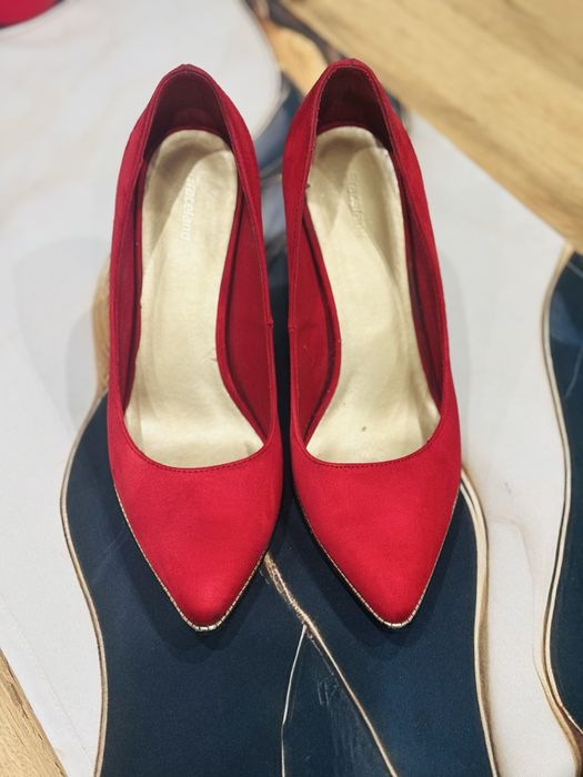 Buty damskie na szpilce.