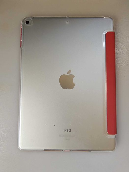 iPad Air 2 prateado com capa