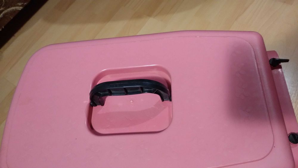 Używany plastikowy transporter dla zwierząt.