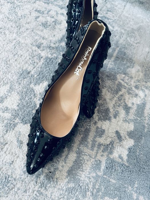 Czarne kolce szpilki czerwona podeszwa