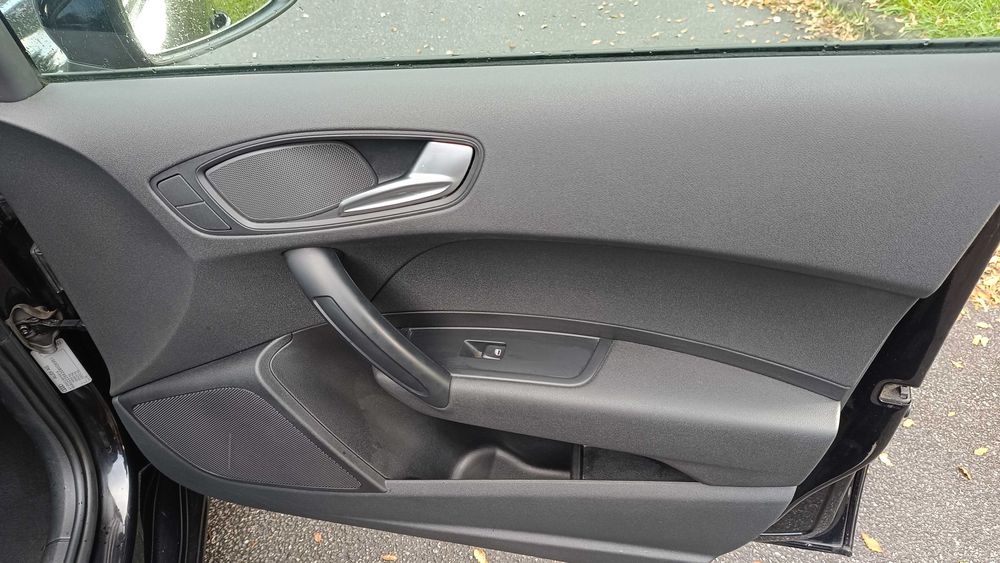 A1 sportback, carro em bom estado de conservação, conduzido por não fumador, conduzido maioritariamente em auto-estrada.