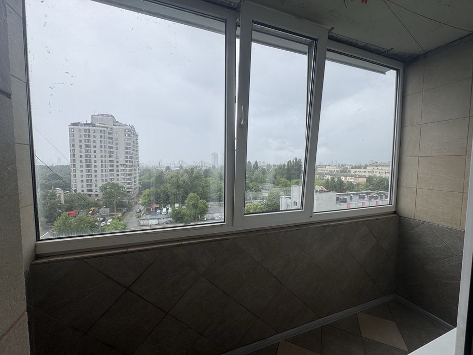 Продається велика кімната метро Шулявка 3хв пішки