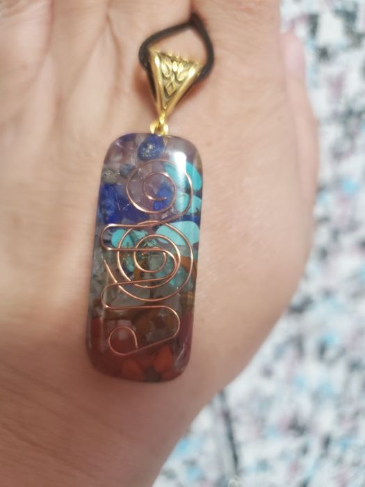 Продам кулон с натуральными камнями в эпоскидной смоле,