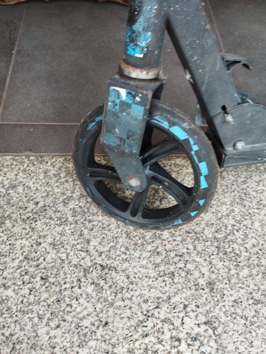 Trotinete em estado razoável