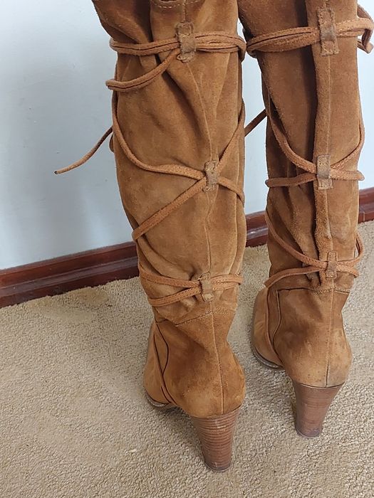 Жіночі чоботи з натуральної замшевою шкіри.