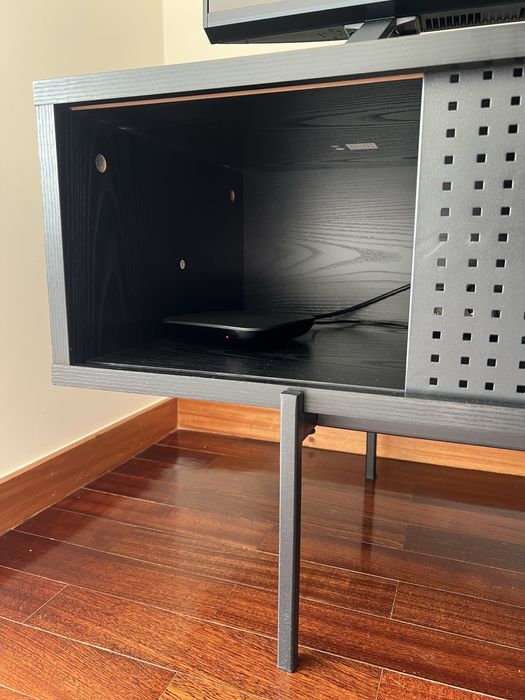 Movel TV folheado a carvalho escurecido