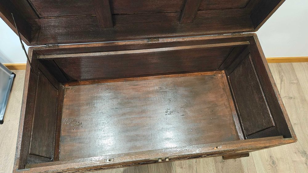 Charmoso baú entalhado a mão, com cadeado