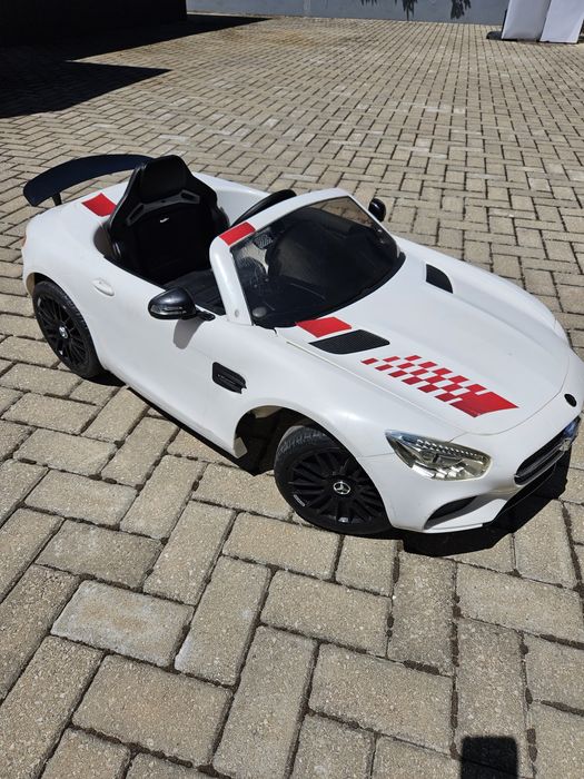 Carro Mercedes-Benz elétrico de brincar