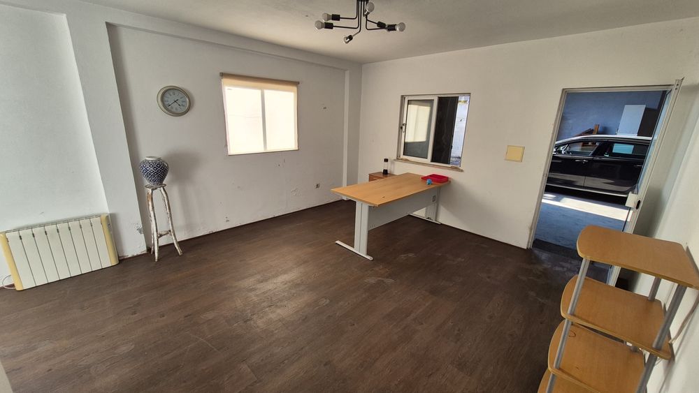 Arrendo armazém com 600m2 água e luz incluído