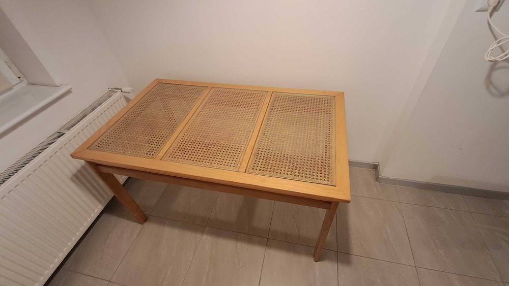 stół drewniany z plecionką wiedeńską, przeszklony, kolor neutralny