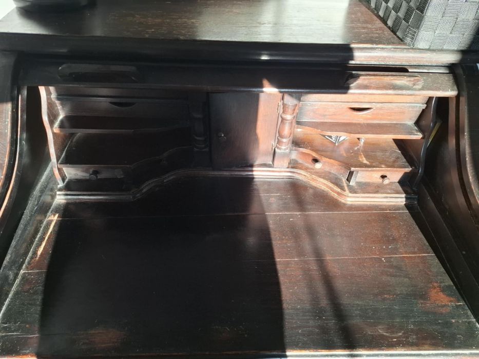 Drewniany sekretarzyk/biurko z rozsuwaną roletą