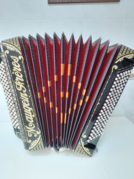 Acordeon/Acordeão    Maugein Freres  3+3 nos bxs