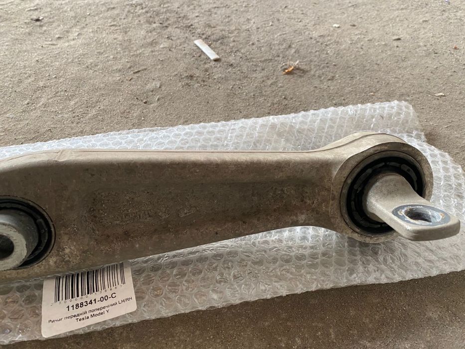 Ричаг передній поперечний  на tesla model Y