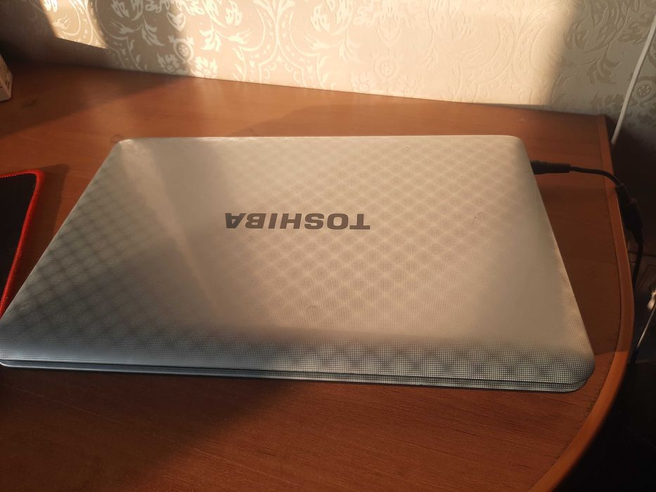 ноутбук в 4 ядра, функциональный и быстрый, 1 гб видеокарта