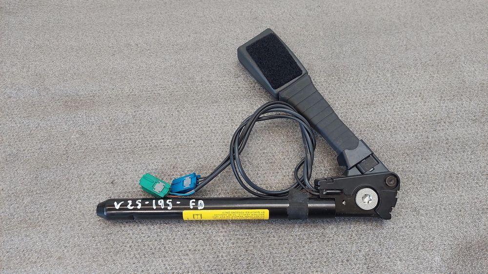 Encaixe de cinto frente direito OPEL Astra H GTC (L08)