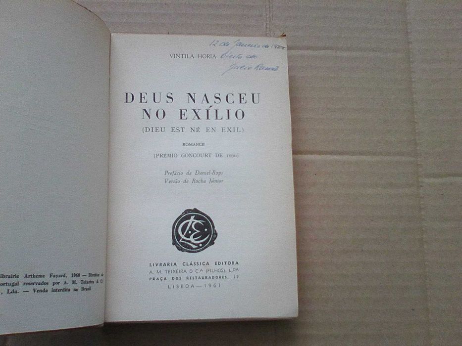 Deus nasceu no exílio