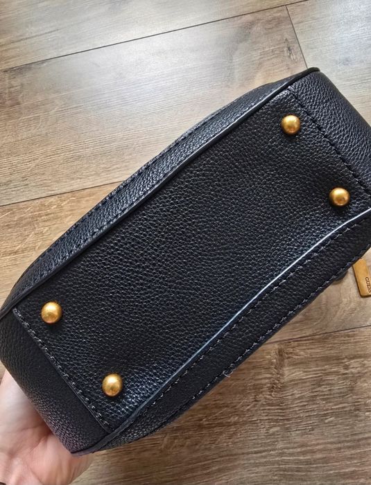 Czarna torebka Guess