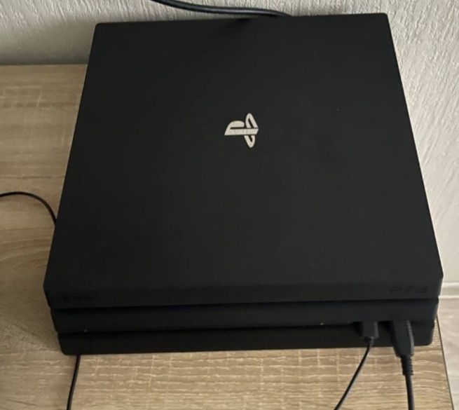 Ігрова приставка PS-4 pro 1 TB