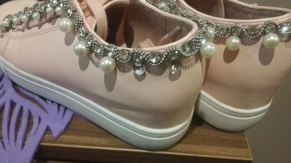 Buty na koturnie pudrowy roz koraliki