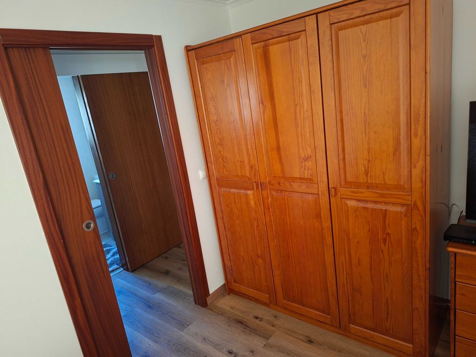 Roupeiro de quarto em bom estado