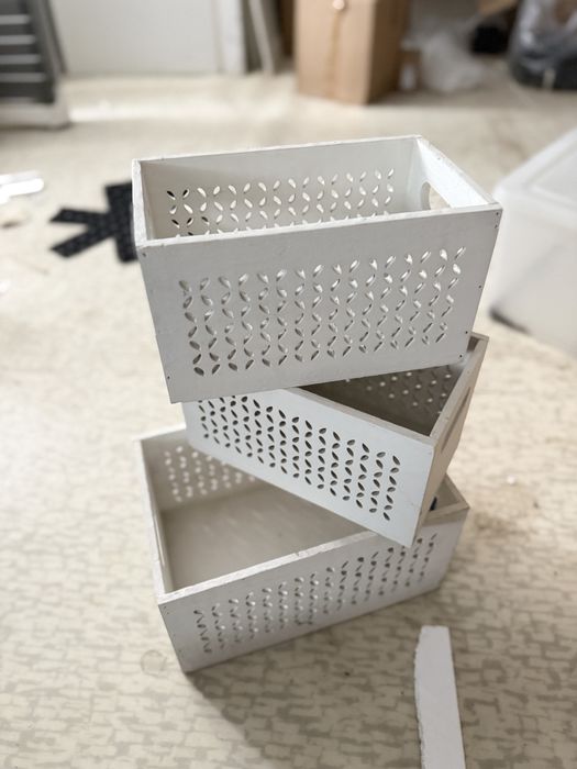 Białe drewniane pudełka