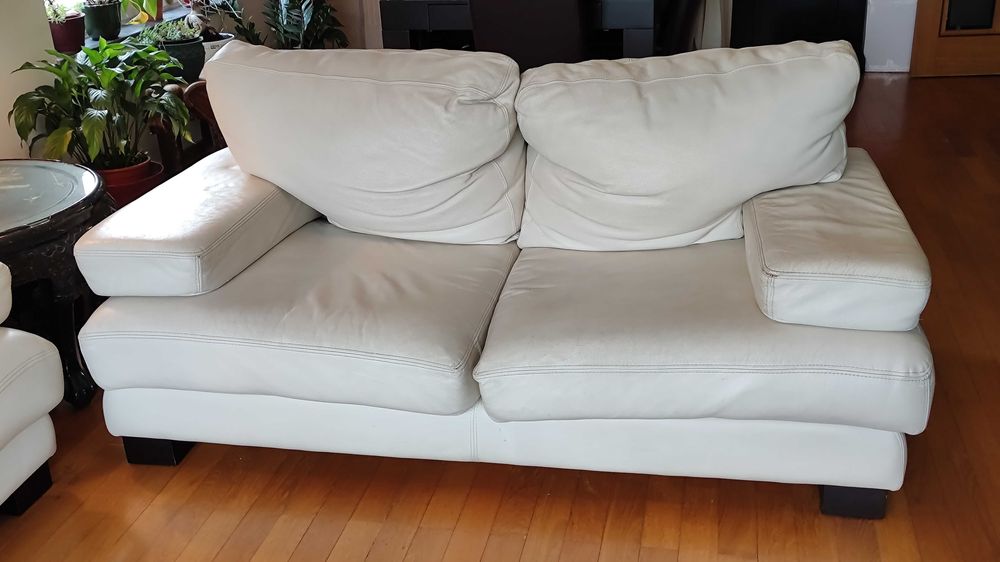 Sofás em pele branca de 3 e 2 lugares (usados)