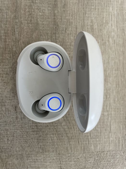 Auriculares JBL brancos