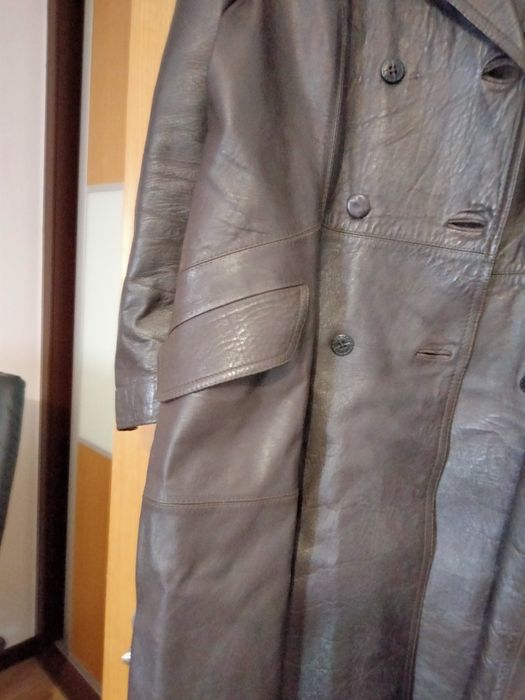 Casaco comprido de cabedal castanho de senhora