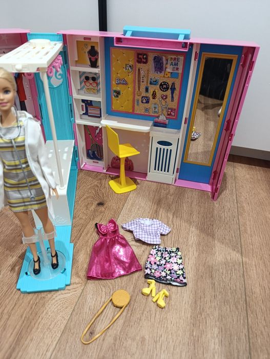 Wymarzona szafa na ubranka Lalka GBK10 Barbi zestaw modowy