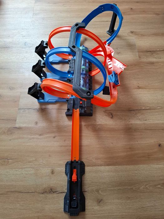 Hot Wheels Spin Storm-Tor z pętlami na baterie