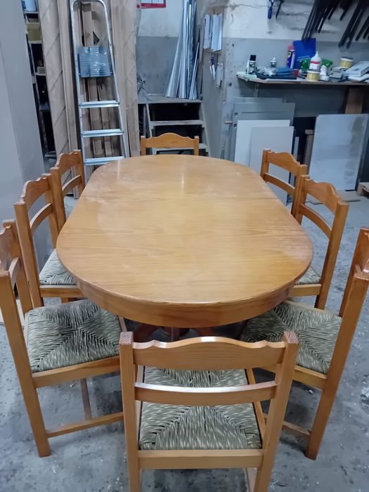 Mesa de jantar extensível com 8  cadeiras em madeira