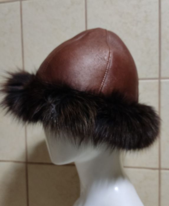 Skórzana czapka obszyta lisem