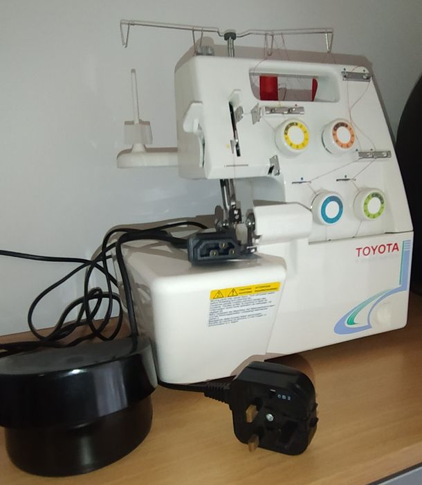 Máquina de costura corta e cose