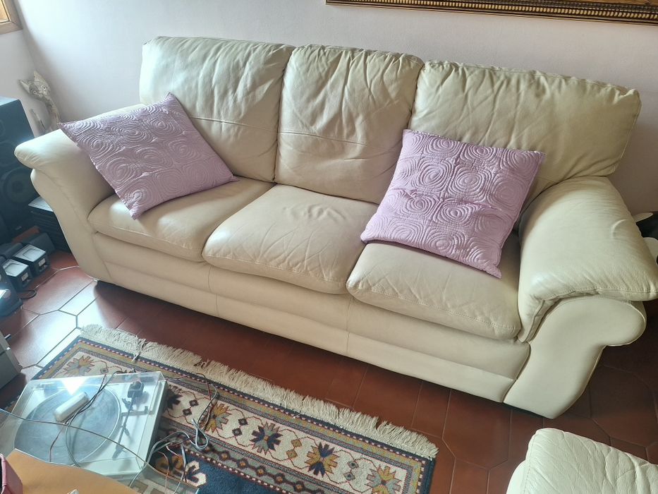 Conjunto sofas em pele