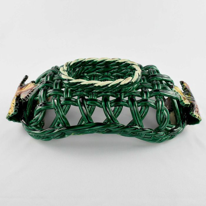 Cesta em Faiança das Caldas com pegas em forma de parras