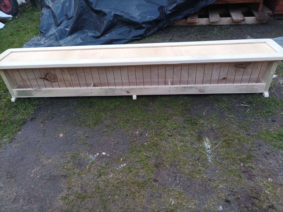 Karmnik dla ptaków ,gołębi z podajnikiem karmy