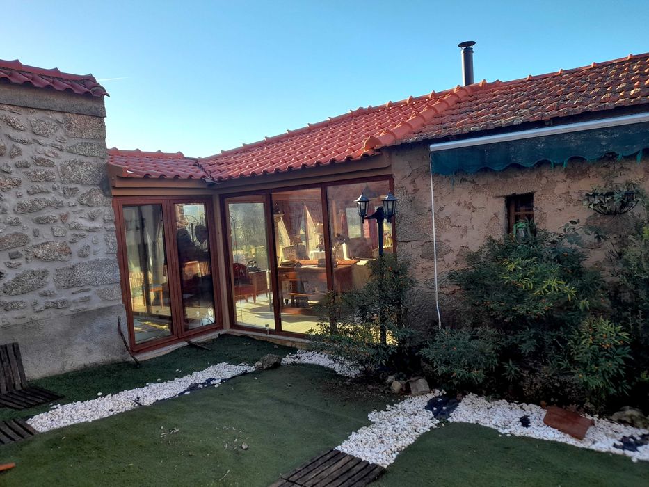 Vende se Quinta com moradia e jardim