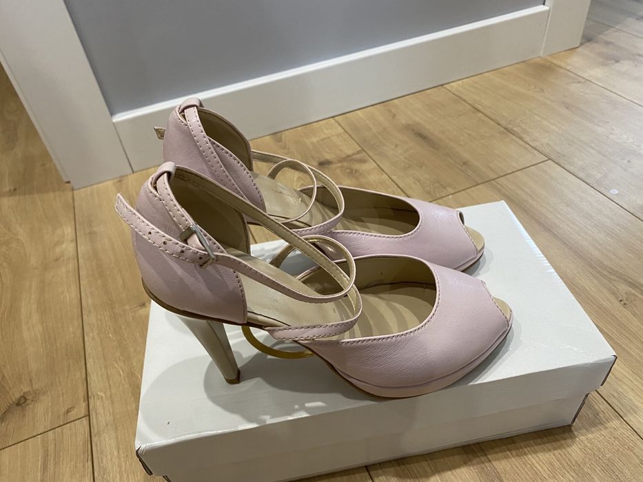 Sandały na obcasie pudrowy ròż skóra witt