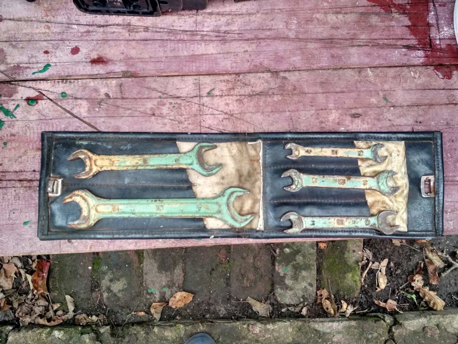 Набор ключей на мотоцыкл