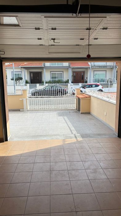 Vende-se  MORADIA  em  BANDA