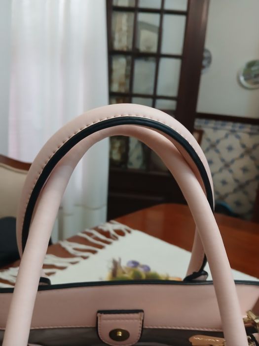Mala de senhora rosa  e branca