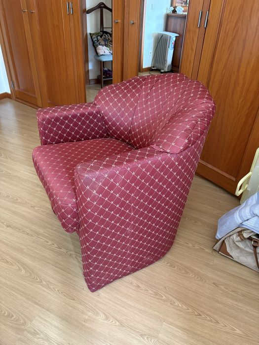 Poltrona de Design Clássico Envolvente – Bordô e Dourado