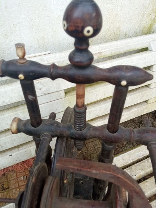 Fiadeira de roca. Com aplicações de material nobre.Antiquissi.