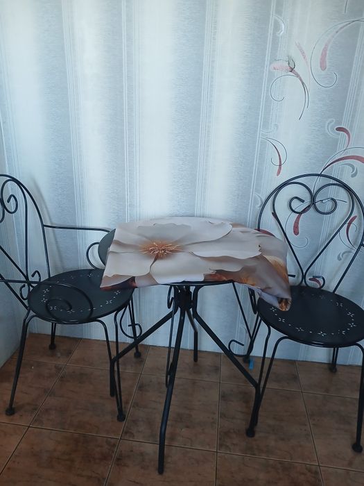 Stolik z 4 krzesłami