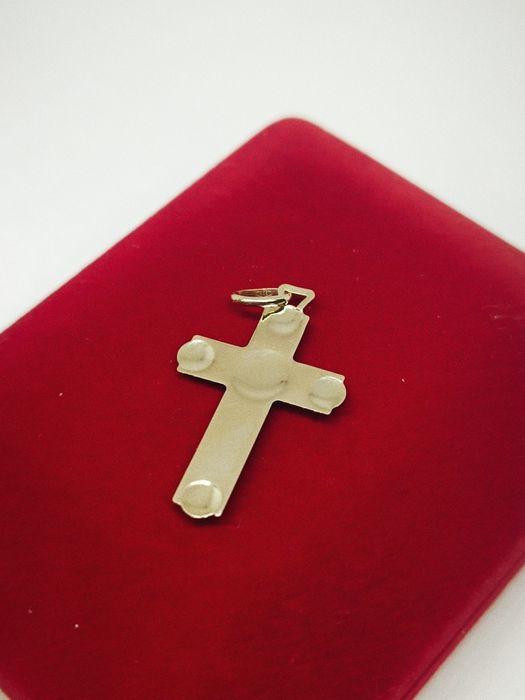 Złoty wisiorek krzyżyk z Panem Jezusem, złoto próby 585