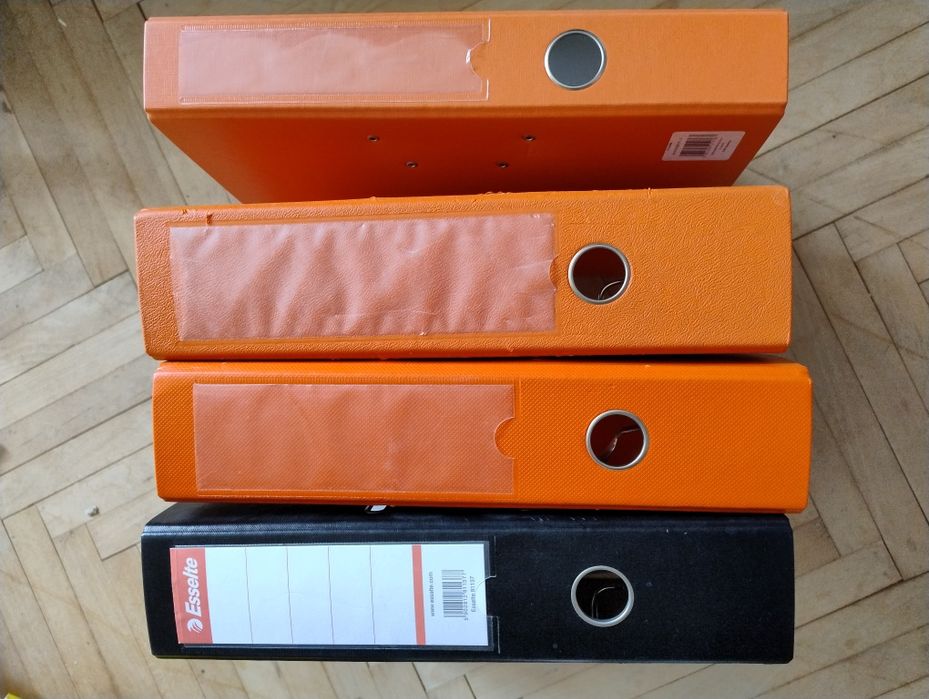 Segregator i koszulka na dokumenty do segregatora A4