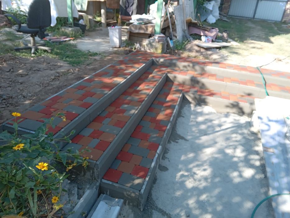 Укладка тротуарної плитки брущятки граніта