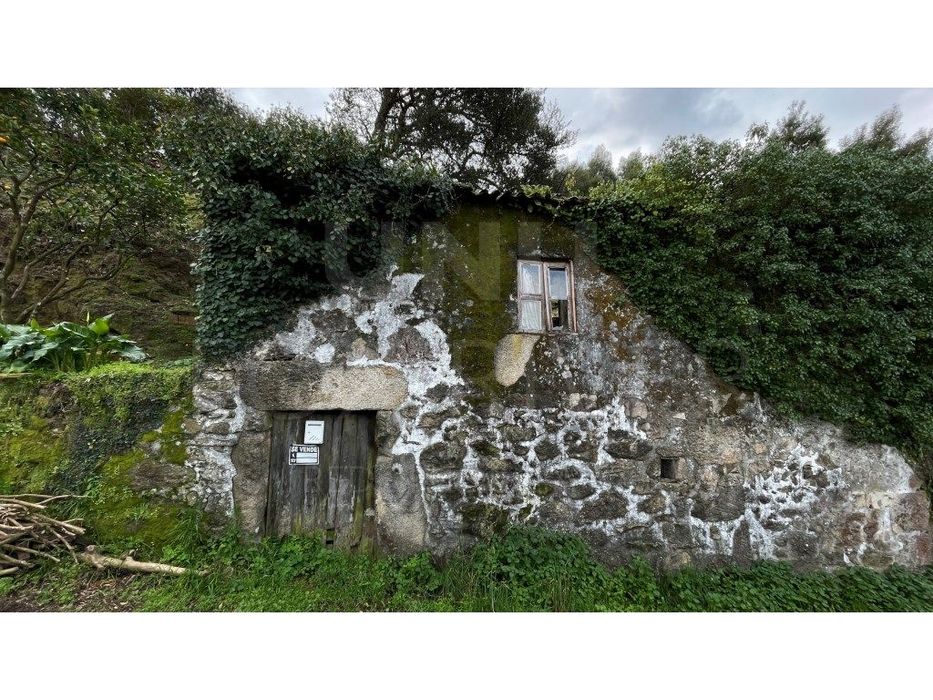 Moradias em ruína em Cerdal, VALENÇA