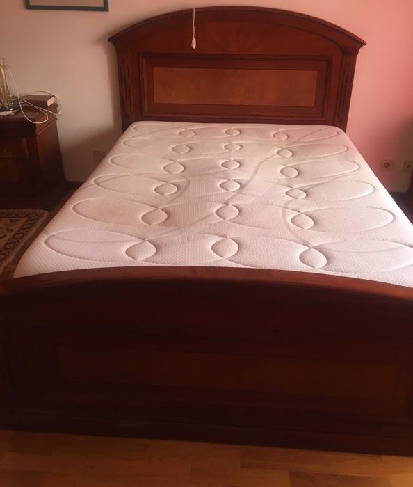 Cama de casal de cerejeira, sem estrado e sem colchão