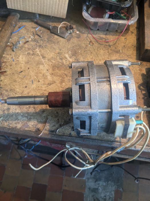 Продам  2 электродвигуна с пральной машинки совет.производства